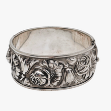 Charger l'image dans la galerie, Bracelet à décor de roses, de marguerites et de lys en métal argenté, années 1940 Le Charme des Violettes - Brocante en ligne