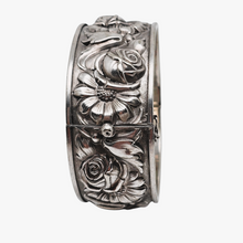 Charger l'image dans la galerie, Bracelet à décor de roses, de marguerites et de lys en métal argenté, années 1940 Le Charme des Violettes - Brocante en ligne