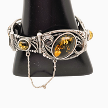 Afbeelding in Gallery-weergave laden, Vintage Scandinavische armband in 925 zilver bezet met Baltisch groene barnsteen