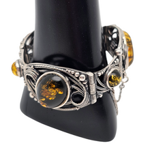 Afbeelding in Gallery-weergave laden, Vintage Scandinavische armband in 925 zilver bezet met Baltisch groene barnsteen