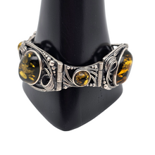 Afbeelding in Gallery-weergave laden, Vintage Scandinavische armband in 925 zilver bezet met Baltisch groene barnsteen