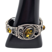 Afbeelding in Gallery-weergave laden, Vintage Scandinavische armband in 925 zilver bezet met Baltisch groene barnsteen