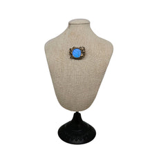 Load image into Gallery viewer, Broche Art nouveau à la rose en laiton doré et aile de Morpho sous verre, vers 1900-1915 Le Charme des Violettes - Brocante en ligne