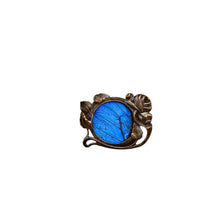 Load image into Gallery viewer, Broche Art nouveau à la rose en laiton doré et aile de Morpho sous verre, vers 1900-1915 Le Charme des Violettes - Brocante en ligne