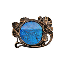 Load image into Gallery viewer, Broche Art nouveau à la rose en laiton doré et aile de Morpho sous verre, vers 1900-1915 Le Charme des Violettes - Brocante en ligne