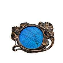 Load image into Gallery viewer, Broche Art nouveau à la rose en laiton doré et aile de Morpho sous verre, vers 1900-1915 Le Charme des Violettes - Brocante en ligne