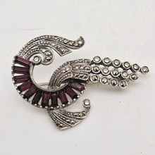 Afbeelding in Gallery-weergave laden, Broche Art déco en argent 800 sertie de marcassites et de barrettes de cristal violines, années 1930