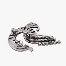 Afbeelding in Gallery-weergave laden, Broche Art déco en argent 800 sertie de marcassites et de barrettes de cristal violines, années 1930