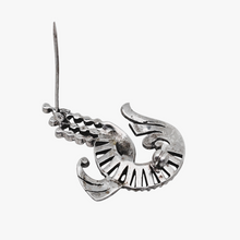 Afbeelding in Gallery-weergave laden, Broche Art déco en argent 800 sertie de marcassites et de barrettes de cristal violines, années 1930