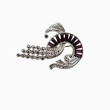 Afbeelding in Gallery-weergave laden, Broche Art déco en argent 800 sertie de marcassites et de barrettes de cristal violines, années 1930