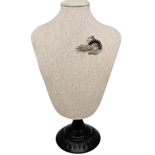 Afbeelding in Gallery-weergave laden, Broche Art déco en argent 800 sertie de marcassites et de barrettes de cristal violines, années 1930