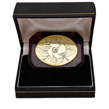 Load image into Gallery viewer, Broche Art déco en bakélite et laiton gravé, années 1925–1935 Le Charme des Violettes - Brocante en ligne