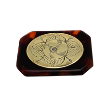 Load image into Gallery viewer, Broche Art déco en bakélite et laiton gravé, années 1925–1935 Le Charme des Violettes - Brocante en ligne