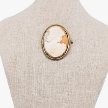 Afbeelding in Gallery-weergave laden, Schelp-camee-hangende broche die een jonge vrouw voorstelt in een vermeilkleurige zetting, jaren 20-30