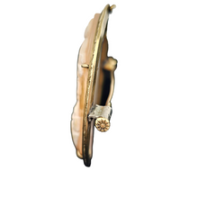 Afbeelding in Gallery-weergave laden, Schelp-camee-hangende broche die een jonge vrouw voorstelt in een vermeilkleurige zetting, jaren 20-30
