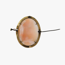 Afbeelding in Gallery-weergave laden, Schelp-camee-hangende broche die een jonge vrouw voorstelt in een vermeilkleurige zetting, jaren 20-30