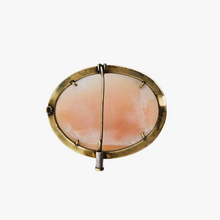 Afbeelding in Gallery-weergave laden, Schelp-camee-hangende broche die een jonge vrouw voorstelt in een vermeilkleurige zetting, jaren 20-30