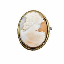 Afbeelding in Gallery-weergave laden, Schelp-camee-hangende broche die een jonge vrouw voorstelt in een vermeilkleurige zetting, jaren 20-30