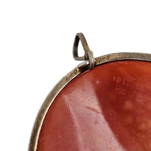 Afbeelding in Gallery-weergave laden, Schelp-camee-hangende broche die een jonge vrouw voorstelt, in een vermeil-setting, Belle Epoque