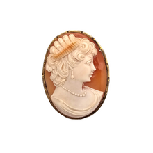 Afbeelding in Gallery-weergave laden, Schelp-camee-hangende broche die een jonge vrouw voorstelt, in een vermeil-setting, Belle Epoque