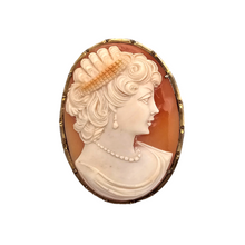 Afbeelding in Gallery-weergave laden, Schelp-camee-hangende broche die een jonge vrouw voorstelt, in een vermeil-setting, Belle Epoque