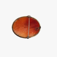 Afbeelding in Gallery-weergave laden, Schelp-camee-hangende broche die een jonge vrouw voorstelt, in een vermeil-setting, Belle Epoque