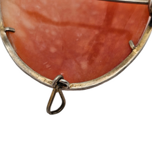 Afbeelding in Gallery-weergave laden, Schelp-camee-hangende broche die een jonge vrouw voorstelt, in een vermeil-setting, Belle Epoque