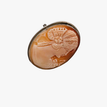 Afbeelding in Gallery-weergave laden, Schelp-camee-hangende broche die een jonge vrouw voorstelt in een 800 zilveren zetting, begin 20e eeuw