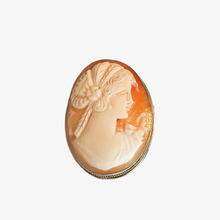 Afbeelding in Gallery-weergave laden, Schelp-camee-hangende broche die een jonge vrouw voorstelt in een 800 zilveren zetting, begin 20e eeuw