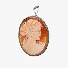 Afbeelding in Gallery-weergave laden, Schelp-camee-hangende broche die een jonge vrouw voorstelt in een 800 zilveren zetting, begin 20e eeuw