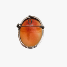 Afbeelding in Gallery-weergave laden, Schelp-camee-hangende broche die een jonge vrouw voorstelt in een 800 zilveren zetting, begin 20e eeuw