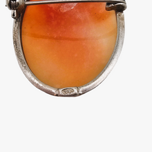 Afbeelding in Gallery-weergave laden, Schelp-camee-hangende broche die een jonge vrouw voorstelt in een 800 zilveren zetting, begin 20e eeuw