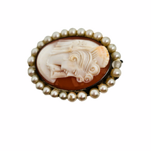 Afbeelding in Gallery-weergave laden, Schelp-camee-hangende broche omgeven door parels die een jonge vrouw voorstellen in een 800 zilveren zetting, begin 20e eeuw