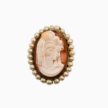 Afbeelding in Gallery-weergave laden, Schelp-camee-hangende broche omgeven door parels die een jonge vrouw voorstellen in een 800 zilveren zetting, begin 20e eeuw