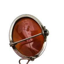 Afbeelding in Gallery-weergave laden, Schelp-camee-hangende broche die een jonge vrouw voorstelt in een 800 zilveren zetting, begin 20e eeuw