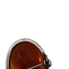 Afbeelding in Gallery-weergave laden, Schelp-camee-hangende broche die een jonge vrouw voorstelt in een 800 zilveren zetting, begin 20e eeuw