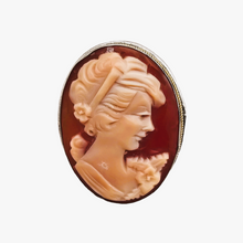 Afbeelding in Gallery-weergave laden, Schelp-camee-hangende broche die een jonge vrouw voorstelt in een 800 zilveren zetting, begin 20e eeuw