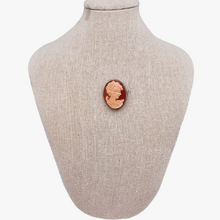 Afbeelding in Gallery-weergave laden, Schelp-camee-hangende broche die een jonge vrouw voorstelt in een 800 zilveren zetting, begin 20e eeuw