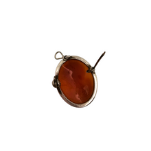 Afbeelding in Gallery-weergave laden, Schelp-camee-hangende broche die een jonge vrouw voorstelt in een 800 zilveren zetting, begin 20e eeuw