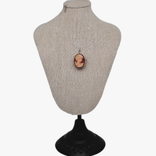 Afbeelding in Gallery-weergave laden, Schelp-camee-hangende broche die een jonge vrouw voorstelt in een 800 zilveren zetting, begin 20e eeuw