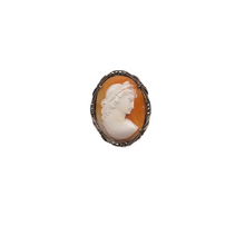 Afbeelding in Gallery-weergave laden, Schelp-camee-hangende broche die de God Apollo voorstelt met gelauwerd hoofd, in een 800/1000 zilveren zetting bezet met marcasieten, begin 20e eeuw