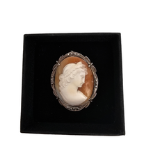 Afbeelding in Gallery-weergave laden, Schelp-camee-hangende broche die de God Apollo voorstelt met gelauwerd hoofd, in een 800/1000 zilveren zetting bezet met marcasieten, begin 20e eeuw