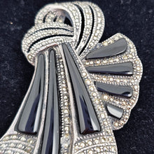 Afbeelding in Gallery-weergave laden, Broche Art déco drapée en argent 825 sertie d'onyx noir et de marcassites, années 1930
