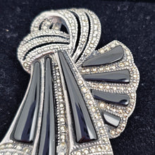 Afbeelding in Gallery-weergave laden, Broche Art déco drapée en argent 825 sertie d'onyx noir et de marcassites, années 1930