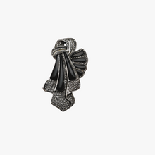 Afbeelding in Gallery-weergave laden, Broche Art déco drapée en argent 825 sertie d'onyx noir et de marcassites, années 1930