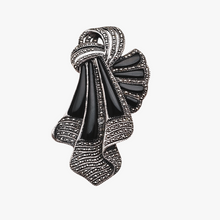 Afbeelding in Gallery-weergave laden, Broche Art déco drapée en argent 825 sertie d'onyx noir et de marcassites, années 1930