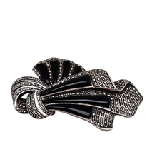Afbeelding in Gallery-weergave laden, Broche Art déco drapée en argent 825 sertie d'onyx noir et de marcassites, années 1930