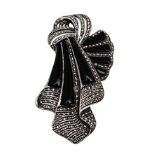 Afbeelding in Gallery-weergave laden, Broche Art déco drapée en argent 825 sertie d'onyx noir et de marcassites, années 1930