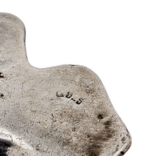 Afbeelding in Gallery-weergave laden, Broche Art déco drapée en argent 825 sertie d'onyx noir et de marcassites, années 1930