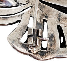 Afbeelding in Gallery-weergave laden, Broche Art déco drapée en argent 825 sertie d'onyx noir et de marcassites, années 1930